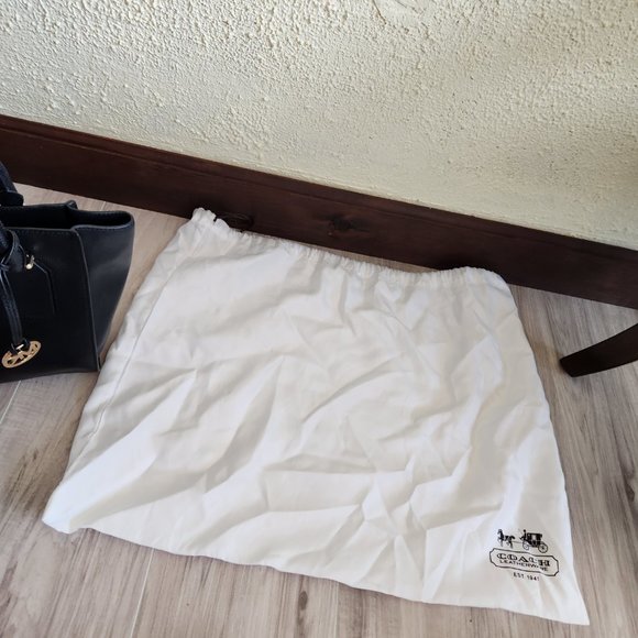 Like New Michael Kors Leather 2 way Shoulder Bag - Picture 11 of 13